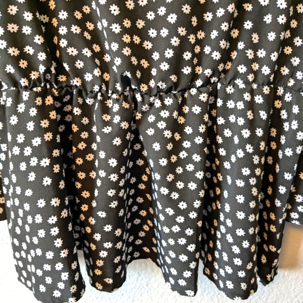 Black and White Ruffled Long Sleeve Blouse Sz. XXL - Picture 7 of 7